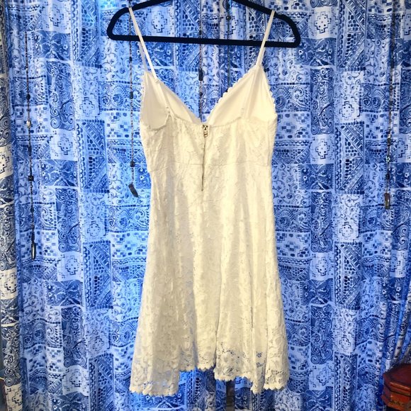 White lace v-cut mini dress - Picture 2 of 2